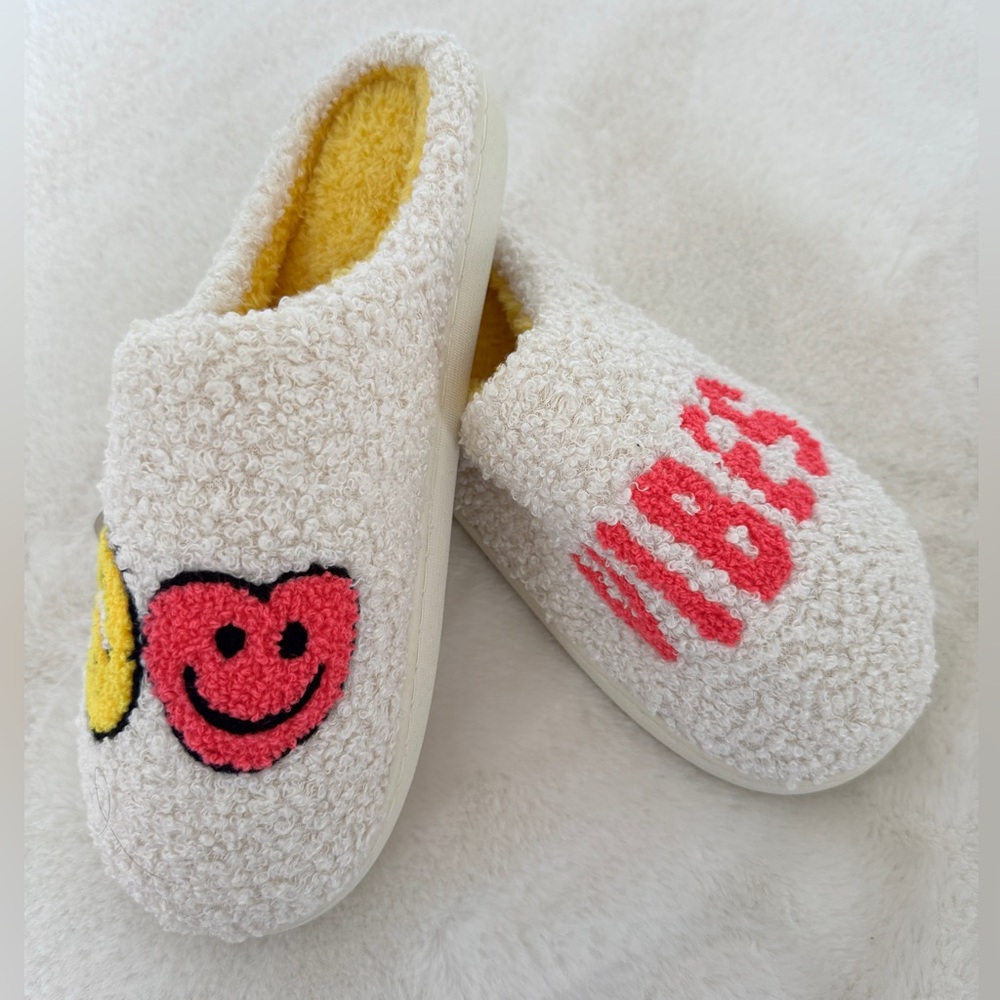 Women's Cozy Peace Happy Face Vibes Slippers, Size 8-9 - Picture 3 of 7